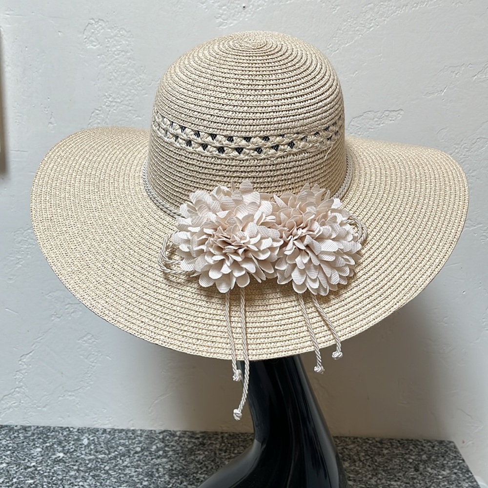 NWOT Summer Hat 100% Paper Cream Color